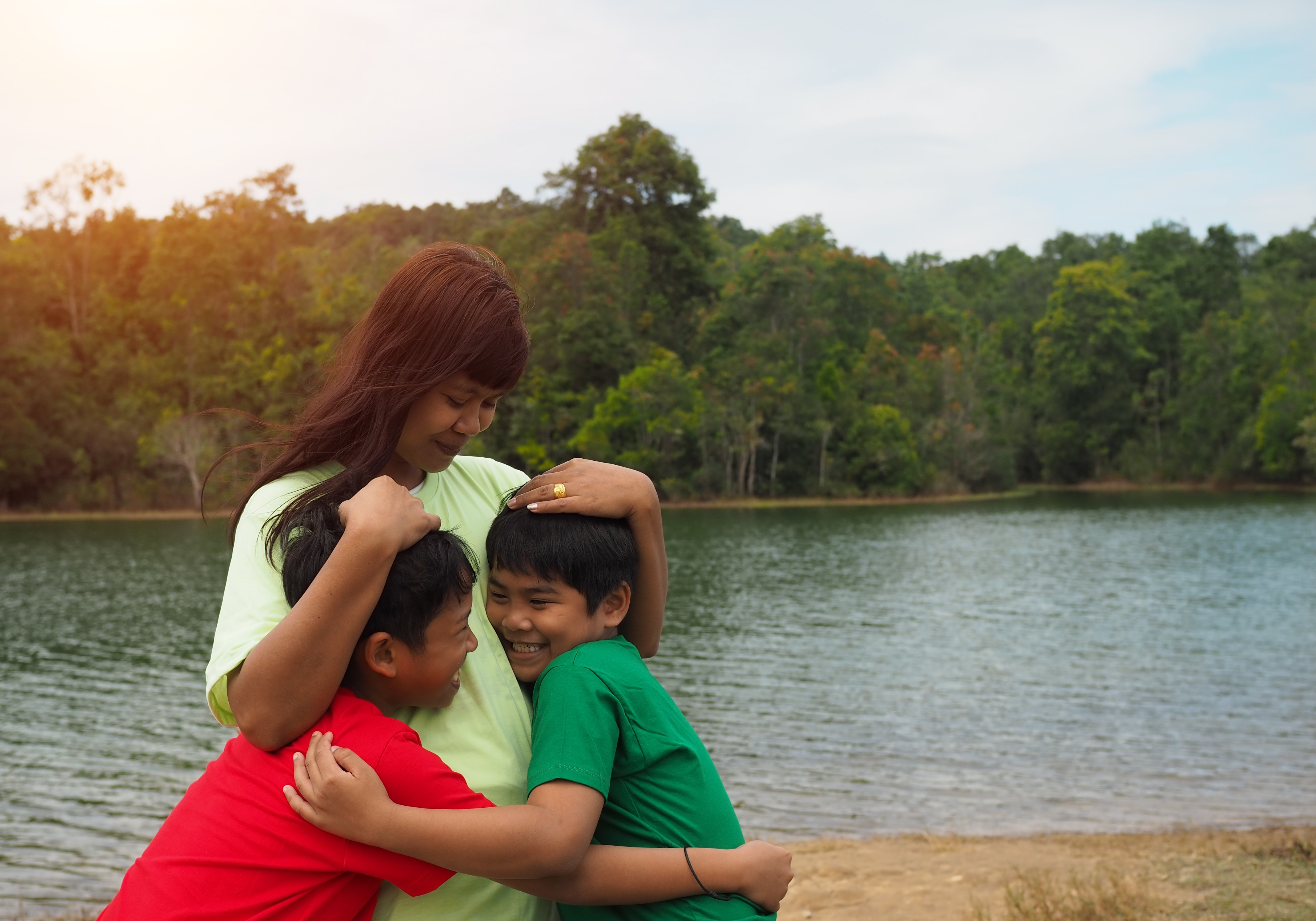 cara mengatasi iri hati anak, mendidik anak tidak iri, anak empati dan bersyukur, Bunda, si Kecil